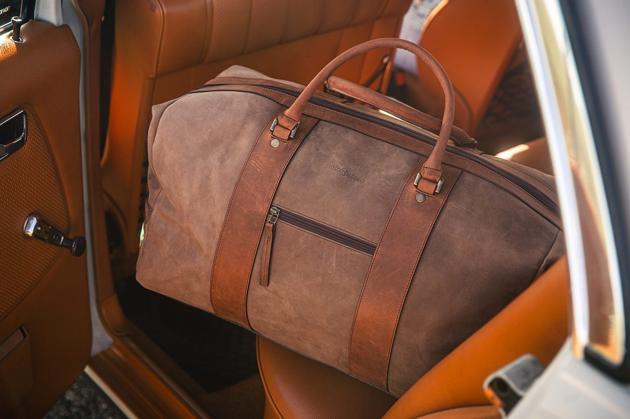 Beau sac duffle voyage en cuir pour homme.