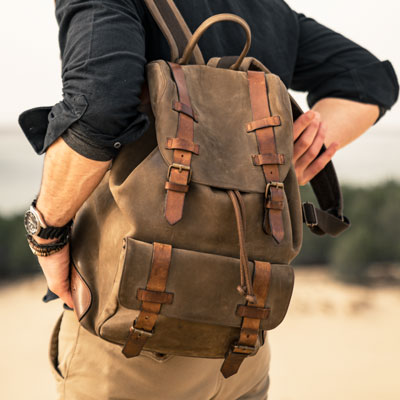 Beau sac à dos en cuir.